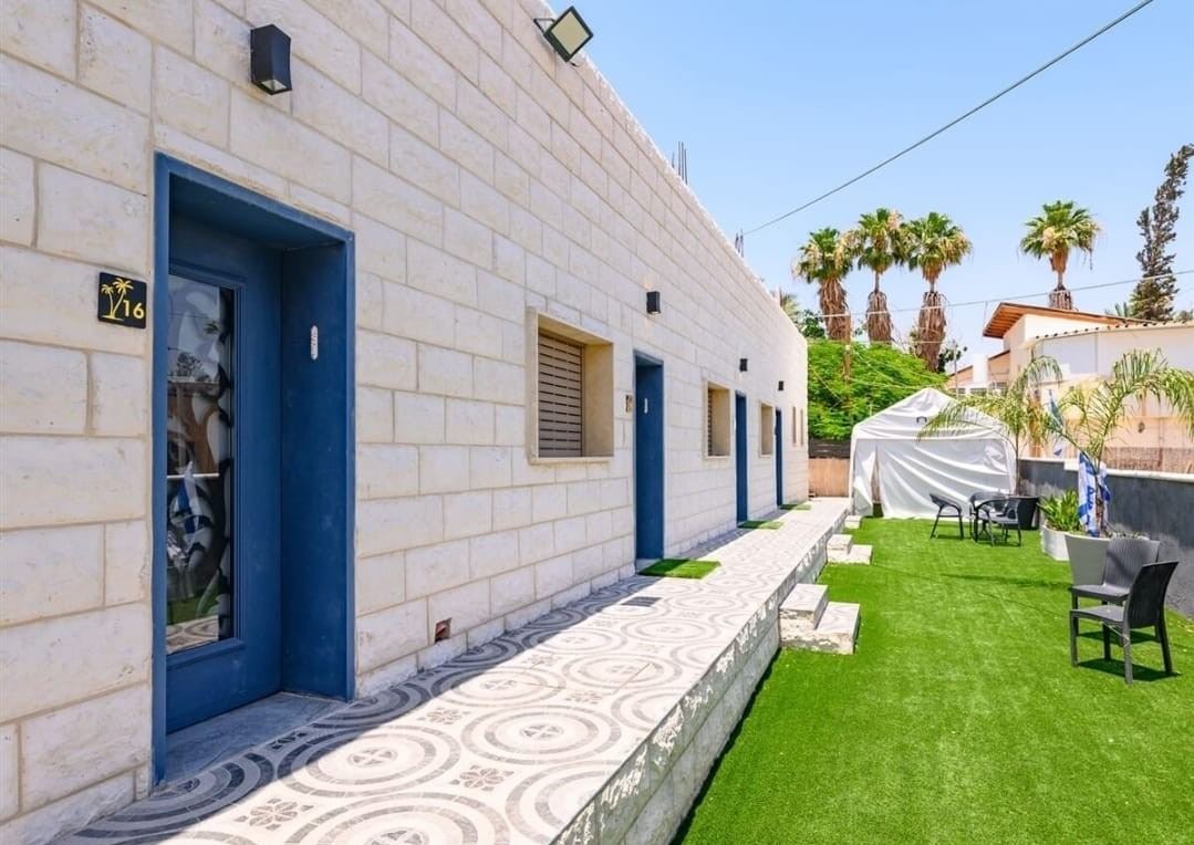 מבנה הסוויטות עם הדלתות הכחולות ופינות ישיבה