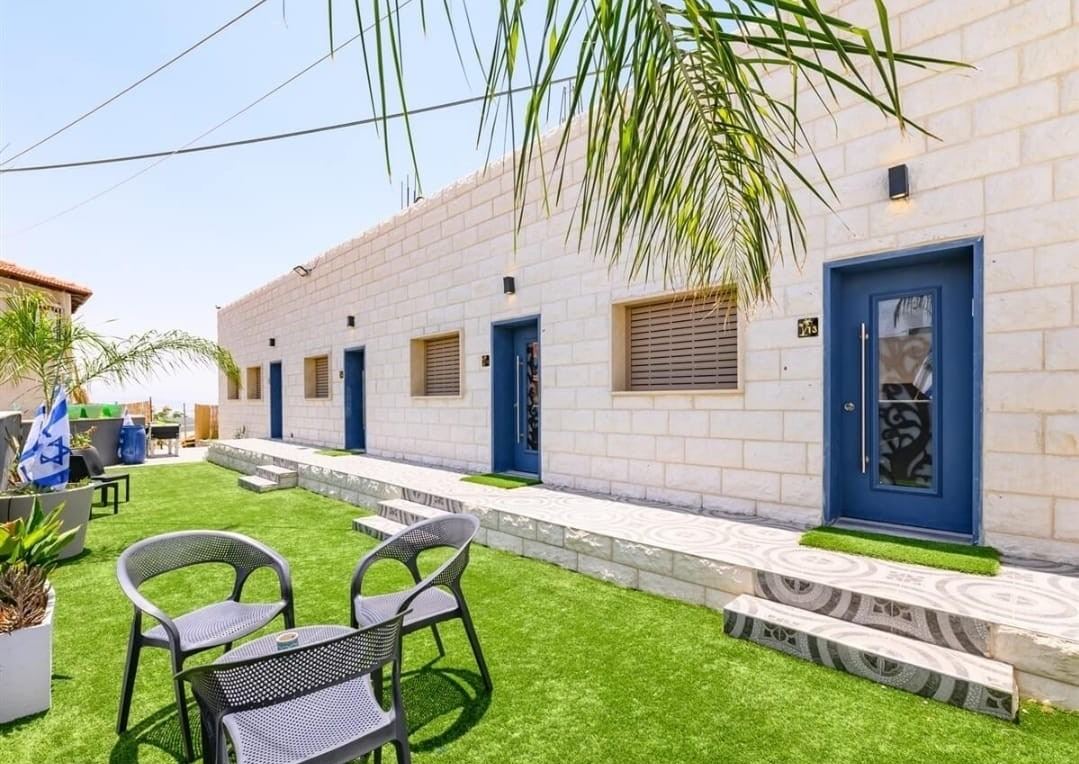 פינת ישיבה מול מבנה הסוויטות
