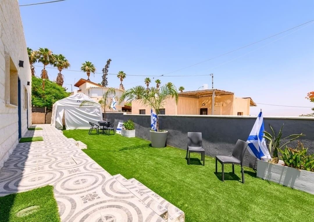 השביל והמדשאה במתחם