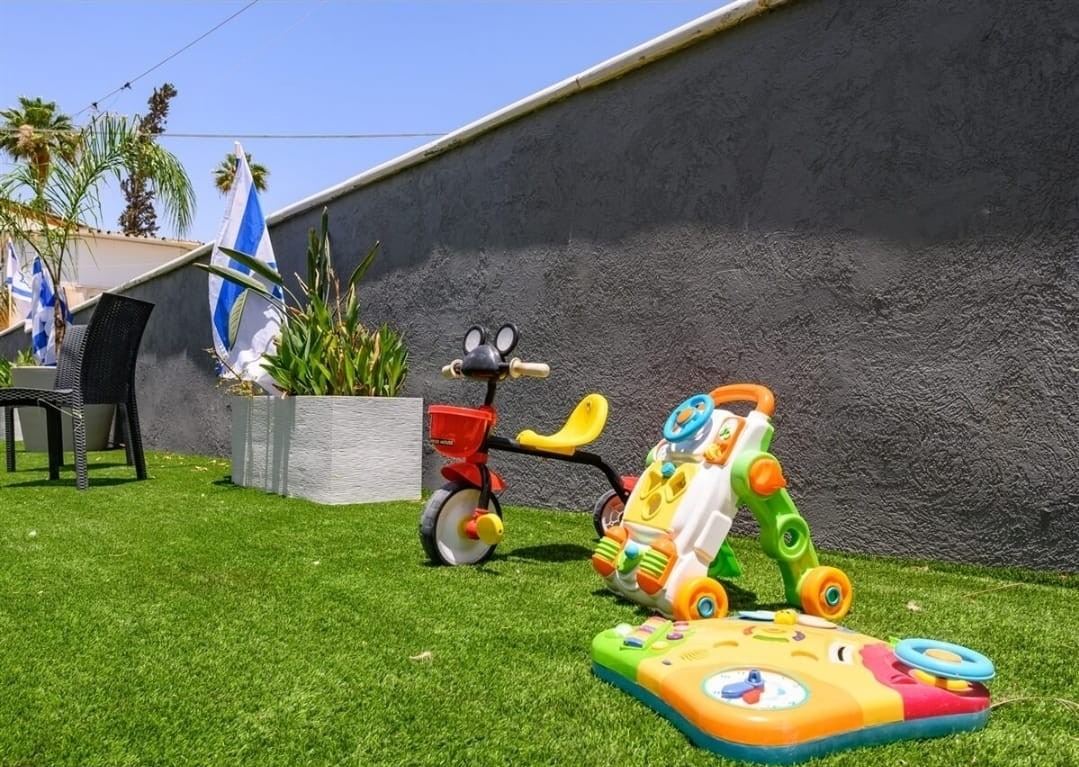 פינת משחקים לילדים על הדשא